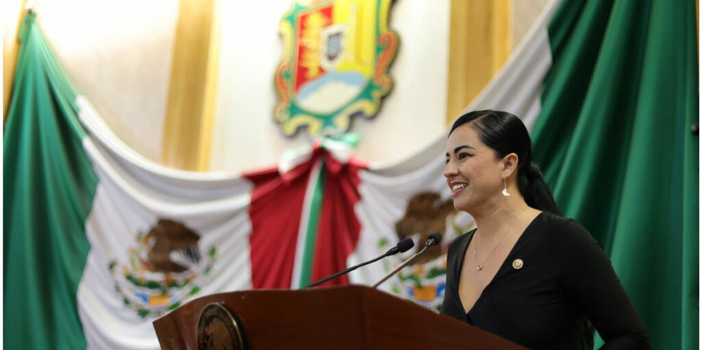 Distingue Congreso trabajo de las y los maestros nayaritas