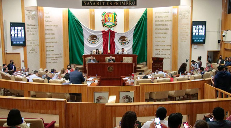 El 3 de octubre comienza operatividad el Centro de Conciliación Laboral y los juzgados laborales Tepic, 22 de septiembre de 2022.- Para iniciar una nueva etapa en el sistema de impartición de justicia laboral en Nayarit y lograr mejores resultados, las y los diputados de la 33 Legislatura que preside la diputada Alba Cristal Espinoza Peña aprobaron en Sesión Pública Ordinaria el acuerdo que emite la declaratoria para que inicien sus funciones el Centro de Conciliación Laboral y los Tribunales Laborales del Poder Judicial. El acuerdo establece que a partir del lunes 3 de octubre el Centro de Conciliación Laboral y los Tribunales Laborales iniciarán funciones tal como lo señala el marco jurídico local y federal. El Centro de Conciliación Laboral del Estado de Nayarit es un órgano público descentralizado que prestará su servicio para resolver los conflictos laborales que surjan entre el trabajador y patrón, conciliación que será de forma pronta y eficaz enfocada a lograr un equilibrio entre los factores de la producción y la justicia social, ello en términos de lo que dispone la Ley Federal del Trabajo. En el acuerdo aprobado por los representantes populares nayaritas se precisa que el Centro de Conciliación Laboral tendrá una oficina principal y tres Delegaciones Regionales; estas últimas tendrán competencia territorial para ofrecer el servicio público de conciliación laboral, resolver los conflictos y conciliar entre trabajador y patrón, ello como una instancia previa, con el propósito de no llegar a los tribunales laborales. Recientemente esta Soberanía Popular designó a Rocío Darinka Mondragón Figueroa como directora general del Centro de Conciliación Laboral del Estado de Nayarit. En materia de juicios laborales, los juzgados especializados del Poder Judicial de Nayarit serán quienes resuelvan las controversias entre patrones y trabajadores.