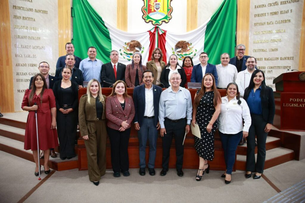 Rinden cuentas funcionarios ante el Congreso