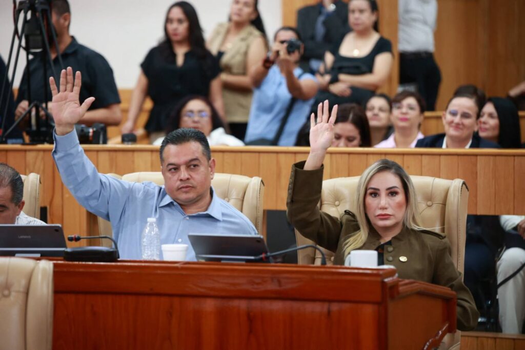 Rinden cuentas funcionarios ante el Congreso